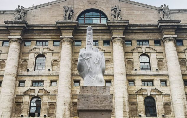 L.O.V.E.: l’opera d’arte di Maurizio Cattelan che fa molto discutere i milanesi