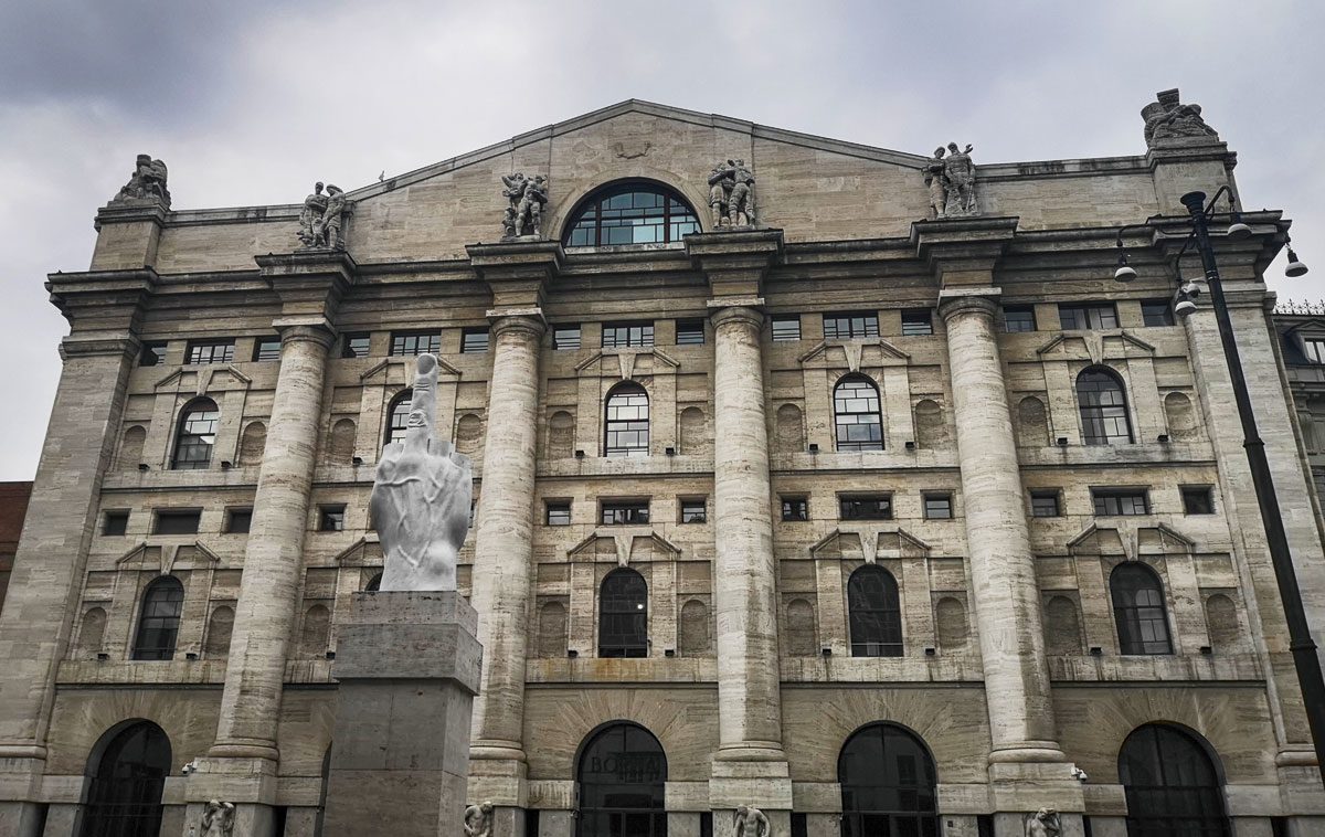 l-o-v-e-l-opera-d-arte-di-maurizio-cattelan-che-fa-molto-discutere-i