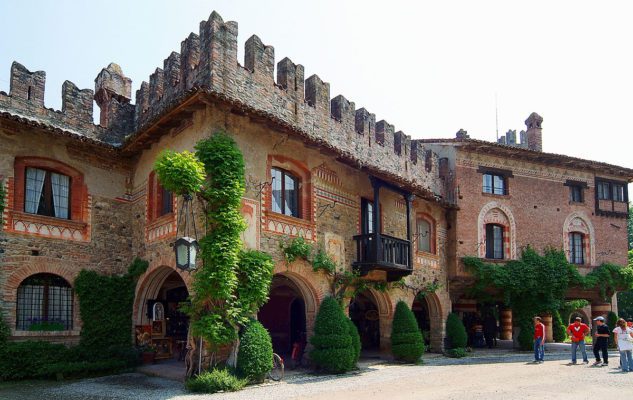 Grazzano Visconti, splendido borgo medievale fuori dal tempo