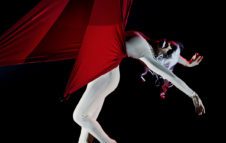 "Eureka" a Milano: lo spettacolo di danza acrobatica di Kataklò al Teatro Carcano