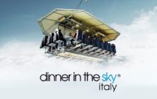 "Dinner in the Sky": la spettacolare cena sospesa sul Lago di Como