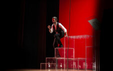 Luca Argentero in teatro a Milano con "È questa la vita che sognavo da bambino?"