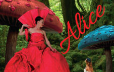 Momix e i suoi ballerini-acrobati a Milano nel 2022 con “Alice… Alice… Alice”