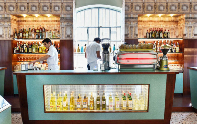 Il Bar Luce a Milano, luogo incantevole progettato dal regista Wes Anderson