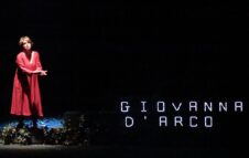 Lella Costa in scena Milano nel 2023 con "Giovanna: la pulzella, la fanciulla, l'allodola"