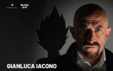 Gianluca Iacono a teatro a Milano nel 2024 con "Vegeta è morto (e l'ho ucciso io)"