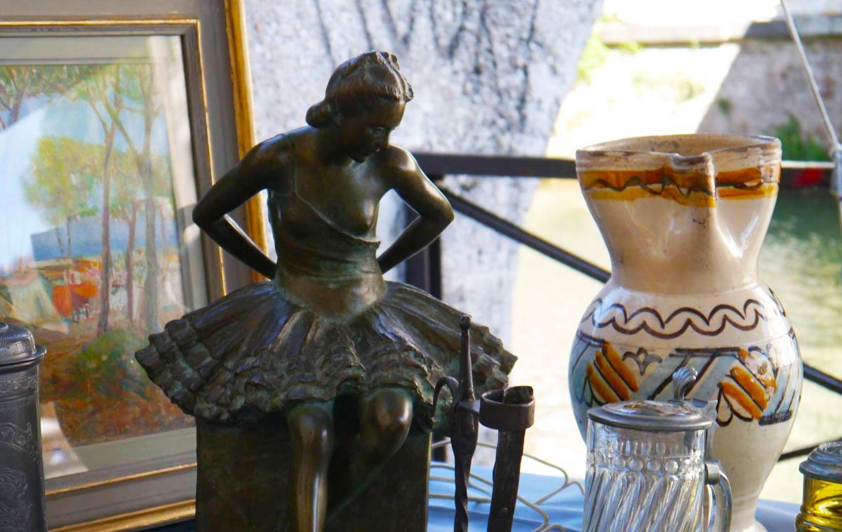 Mercatone dell'Antiquariato sul Naviglio Grande a Milano