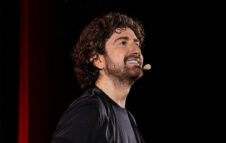 Fake News: il nuovo show irriverente di Alessandro Siani arriva a Milano