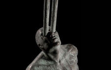 Il caos e l’uomo: le sculture monumentali di Giannelli in mostra a Milano nel 2025