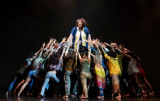 Il musical Hair in scena a Milano nel 2025/2026 tra libertà, musica e sogni anni Sessanta