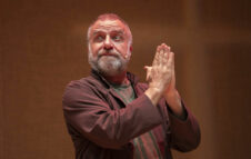 Lu santu Jullare Francesco a Milano nel 2025: Ugo Dighero porta in scena Fo e Rame