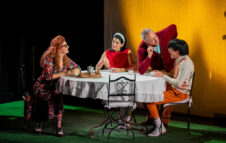 Max Pisu torna in scena a Milano con la commedia “Sinceramente bugiardi”