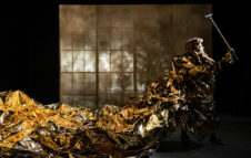 “Tartufo” torna in scena al Teatro Fontana: il classico di Molière per ridere delle nostre ipocrisie