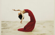 Giovanni Gastel in mostra a Milano attraverso oltre 250 scatti tra moda, ritratti e poesie