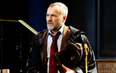 Massimiliano Gallo a Milano nel 2026 con “Malinconico”, l'avvocato più amato d'Italia