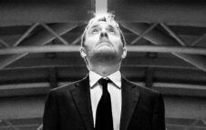 Valerio Mastandrea in scena a Milano nel 2026 con il monologo “Migliore” di Mattia Torre