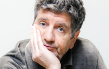 Fabio De Luigi torna a Milano nel 2026 con il suo nuovo spettacolo “BIOL - In carne e ossa”