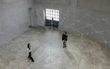 Mona Hatoum in mostra a Milano tra ragnatele di vetro e mappe instabili