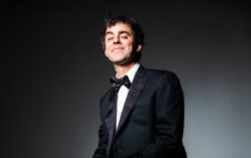 Luca Ravenna torna a Milano con lo show evento ”Casinò Flamingo” al Forum: info e biglietti