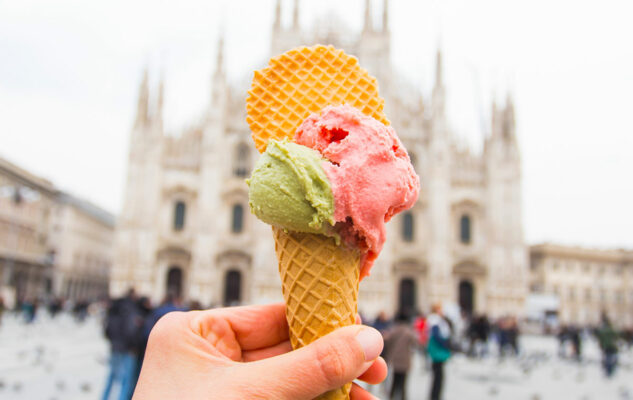 Cono gelato davanti al Duomo di Milano