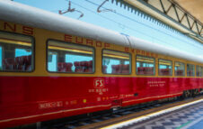 Viaggiare in carrozza Gran Confort tra calici e vigne: torna il treno storico Milano-Alba