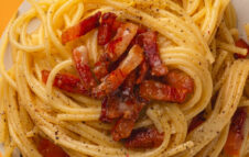 Guanciale croccante, pecorino e tonnarelli: il Festival della Carbonara sbarca vicino a Milano