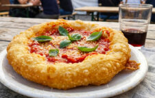 Pizza fritta, panuozzi e zeppole: la grande festa della cucina campana arriva nel milanese