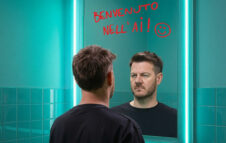 Alessandro Cattelan torna in scena a Milano con il suo “Benvenuto nell’AI”