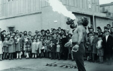 Acrobati, fachiri e Luna Park: a Milano la nuova mostra gratuita con scatti degli anni '50