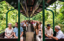 In treno all'aria aperta fino al Lago d'Iseo: tornano i vagoni storici scoperti sul Sebino