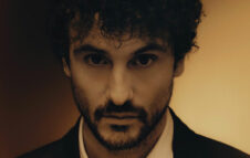 Carl Brave in concerto al Teatro degli Arcimboldi con il tour “Un’altra stupida Odissea”