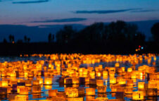 La magia del Water Lantern Festival torna all’Idroscalo per la serata più suggestiva della stagione